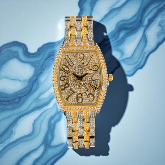 Barrel-shaped gold iced watch with oversized numbers and two-tone bracelet – vintage luxury style