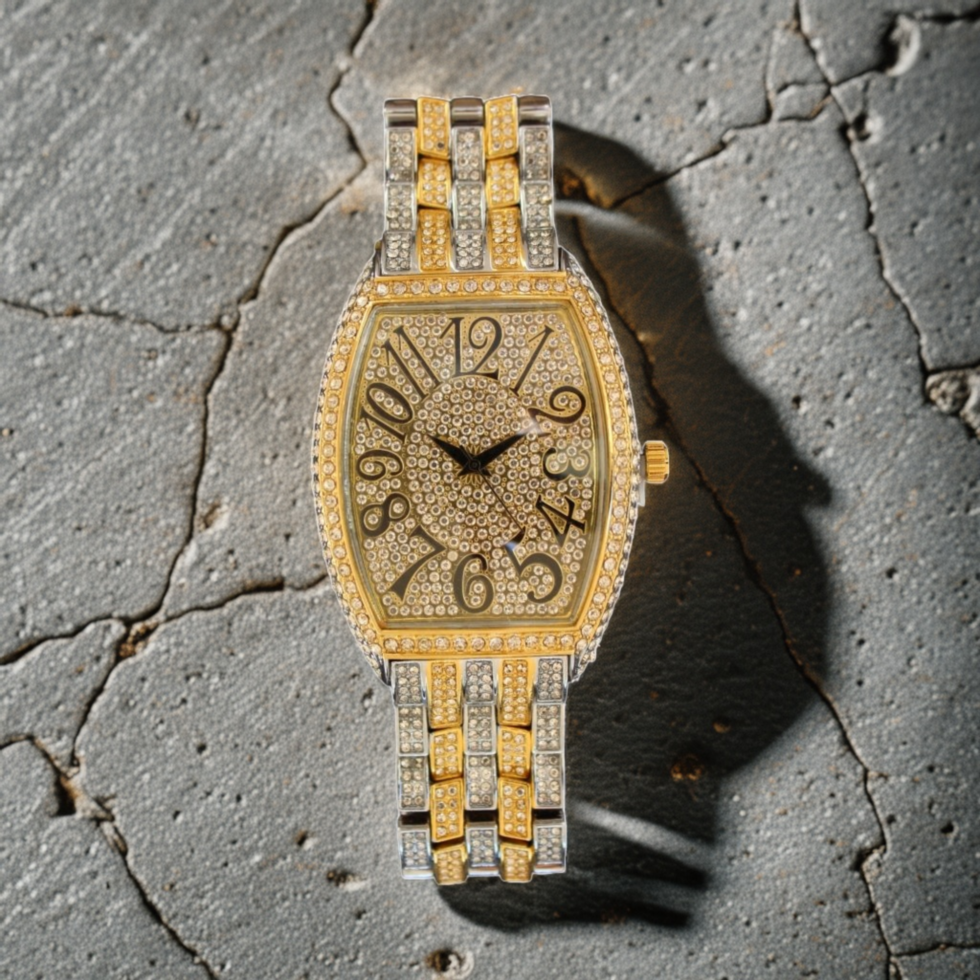Barrel-shaped gold iced watch with oversized numbers and two-tone bracelet – vintage luxury style