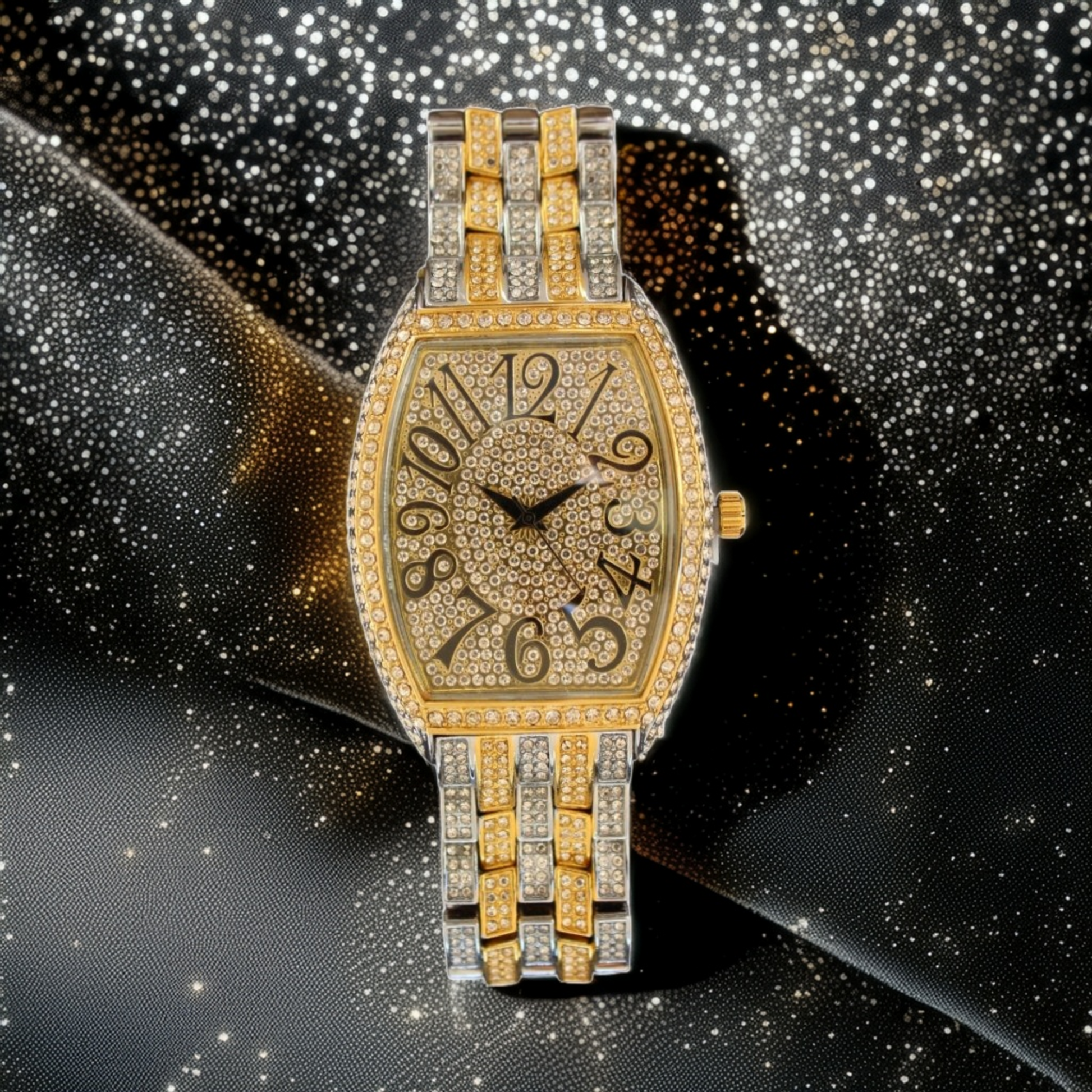 Barrel-shaped gold iced watch with oversized numbers and two-tone bracelet – vintage luxury style